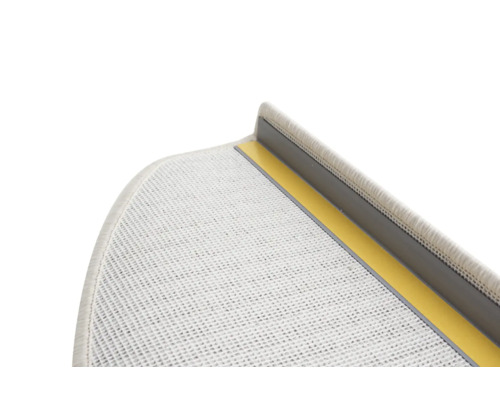 Detailaufnahme einer Treppenstufe mit Teppich und Kantenschutzprofil