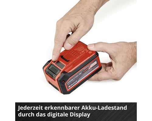 Batterie Einhell avec affichage numérique de l''état de charge tenue par des mains