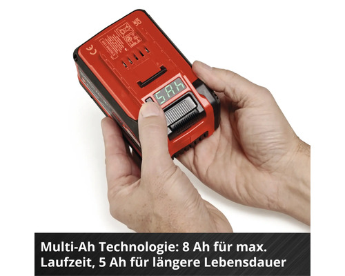 Batterie rouge avec affichage numérique dans la main