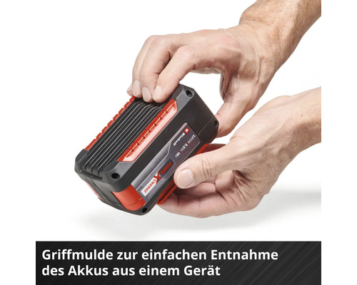 Une personne tient une batterie Einhell Power X-Change dans sa main.