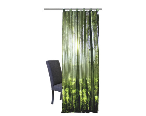 Dekoschal mit Waldmotiv und Tageslicht, neben einem Stuhl drapiert