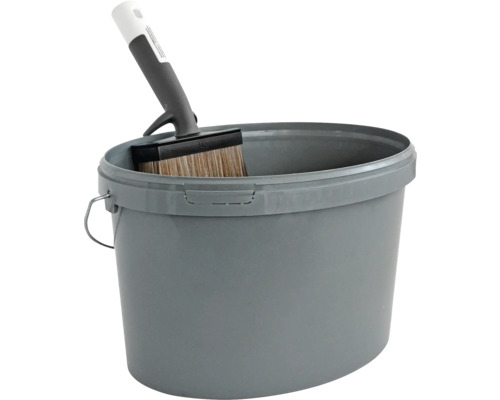 Seau de peinture gris avec un pinceau plat