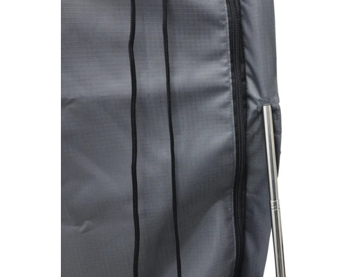 Gros plan sur une armoire à vêtements en textile gris avec fermeture éclair et barre métallique.