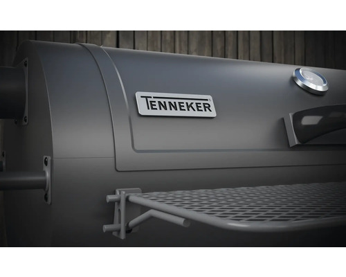 Gros plan du thermomètre de barbecue Tenneker, du logo Tenneker et de la grille de maintien au chaud