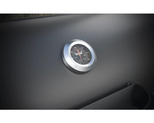 Gros plan d''un thermomètre de barbecue pour le contrôle de la température lors des grillades