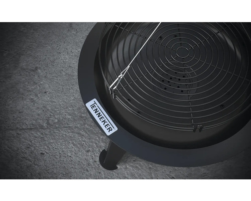 Tenneker Logo auf einem Grill mit Grillrost