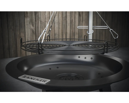 Feuerstelle mit Grillrost und höhenverstellbarer Aufhängung