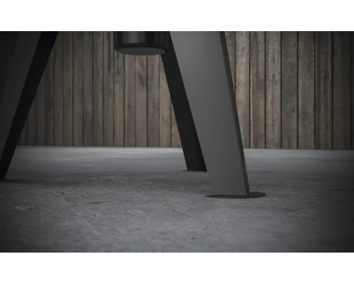 Detailaufnahme der Füsse eines Möbelstücks auf einem grauen Untergrund