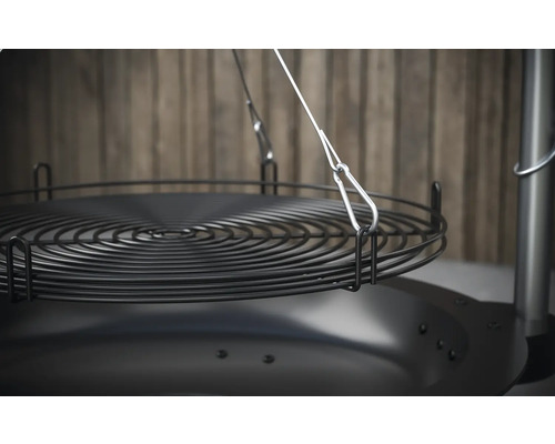 Schwarzer Schwenkgrill mit Grillrost