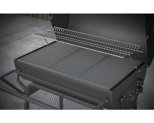 Offener Holzkohlegrill mit Warmhalterost und Ablagefläche