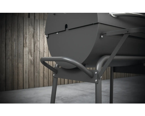 Detailansicht eines Holzkohlegrills mit Ablagefläche.