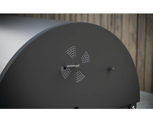 Detailansicht eines Holzkohlegrills mit Belüftungssystem