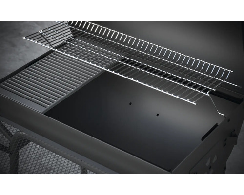 Detailansicht eines Holzkohlegrills mit Grillrost und Warmhalterost.