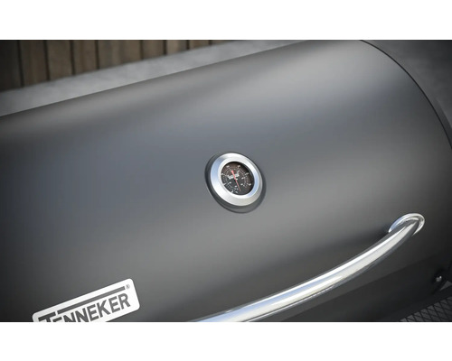 Detailansicht des Grills mit Thermometer und Griff