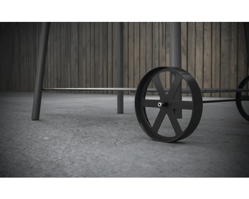 Detailaufnahme eines Grillwagens mit Rädern.