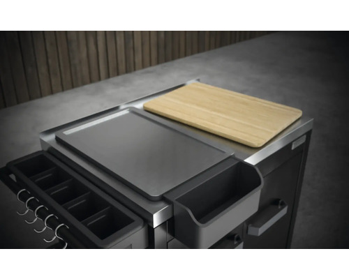 Vue détaillée d''un chariot de barbecue avec étagère et planche à découper