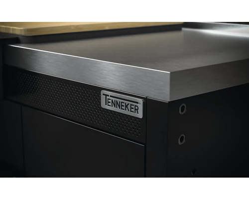 Vue détaillée d''une armoire d''atelier noire avec un plan de travail en acier inoxydable et le logo Tenneker