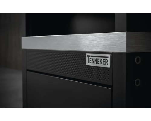 Vue détaillée d''une armoire de barbecue noire avec plan de travail et logo Tenneker