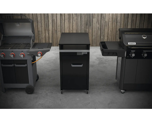 Deux barbecues à gaz flanquent un meuble de barbecue noir avec tiroir sur roulettes.