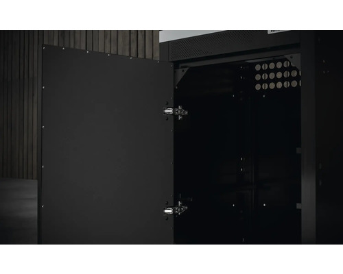 Armoire à outils ouverte pour ranger les outils de jardinage et les outils.