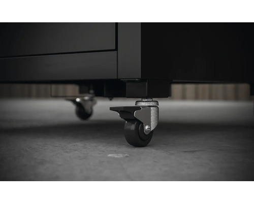 Roues sous un établi pour faciliter la mobilité