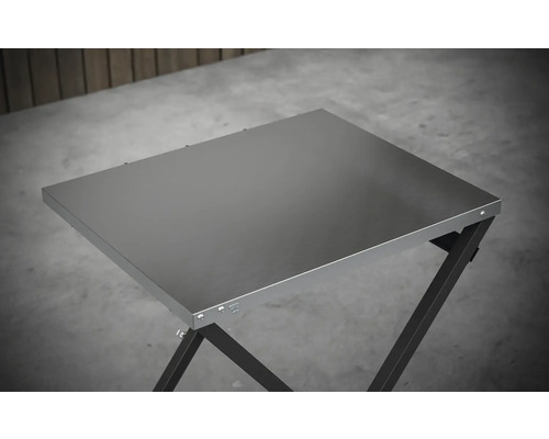Table de camping argentée avec cadre foncé