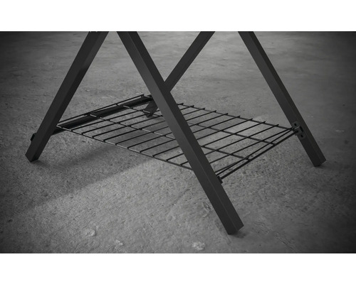 Vue détaillée des pieds du gril avec grille de rangement