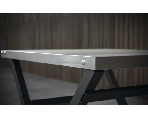Table avec plateau en métal et structure en métal noir