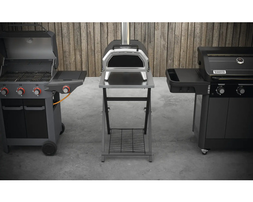 Trois barbecues différents en extérieur : barbecue à gaz, four à pizza et autre barbecue.