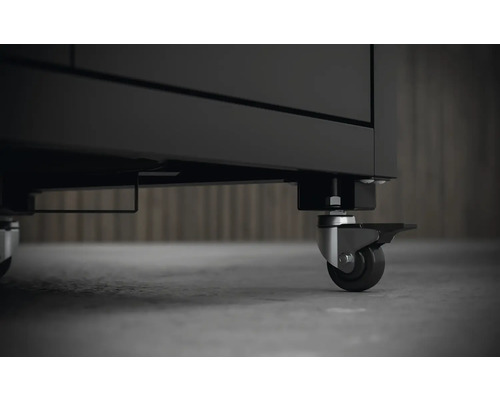 Gros plan sur les roues d''un chariot d''atelier