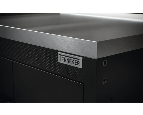 Vue détaillée d''un établi avec plan de travail en acier inoxydable et logo Tenneker