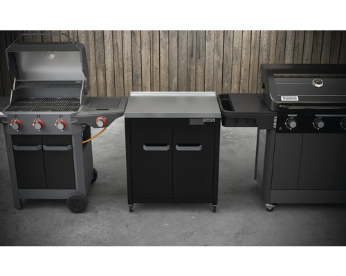 Trois barbecues avec espace de rangement extérieur devant un mur en bois