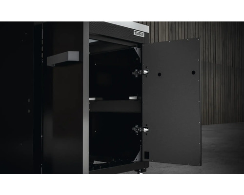 Local de stockage de granulés Tennker noir avec porte ouverte