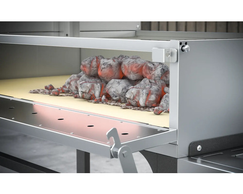 Grill mit Holzkohle im Anzündkamin