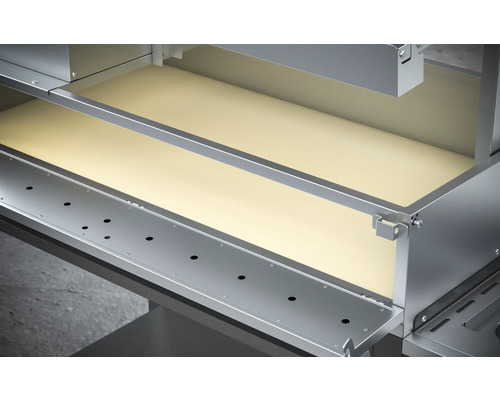 Innenansicht eines Grills aus Metall mit Regalböden