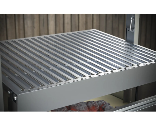 Grillrost aus Metall über Holzkohle