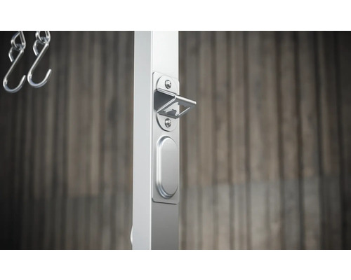 Detailansicht eines Türschlosses mit Riegel und Aufhängehaken