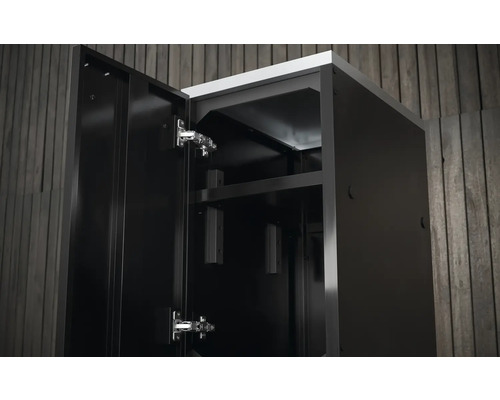 Armoire à outils ouverte avec étagères