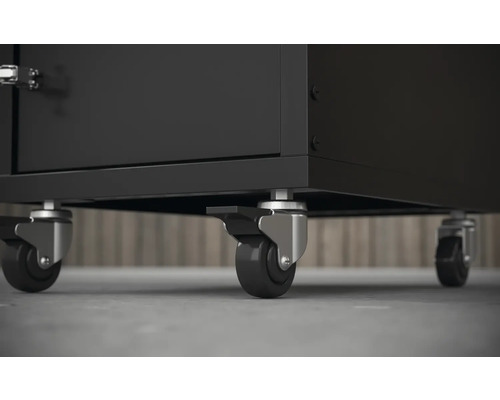 Gros plan sur les roulettes d''un chariot à outils pour faciliter la mobilité.