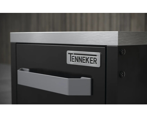 Logo Tennaker sur armoire d''atelier