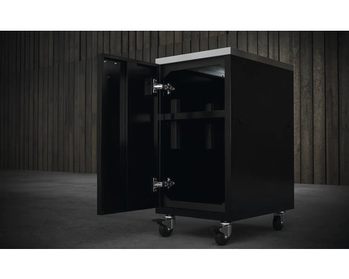 Armoire d''atelier noire avec roulettes et porte ouverte