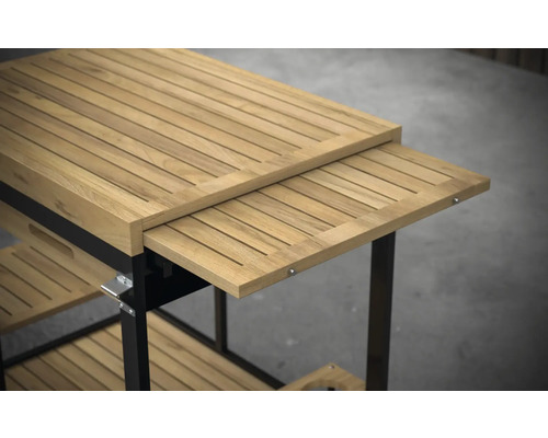 Detailansicht eines Servierwagens aus Teakholz mit ausziehbarer Arbeitsfläche und Ablageflächen.