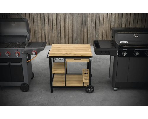 Zwei Gasgrills flankieren einen Grilltisch mit Schublade und Regalen.
