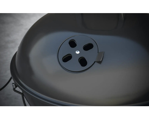 Detailansicht eines Kugelgrills mit Lüftungsschieber am Deckel