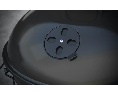 Detailansicht eines Holzkohlegrills mit Lüftungsschieber zur Temperaturregulierung