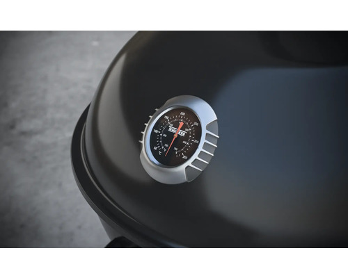 Detailansicht eines Grillthermometers am Grill