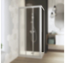 Cabine de douche dans la salle de bain
