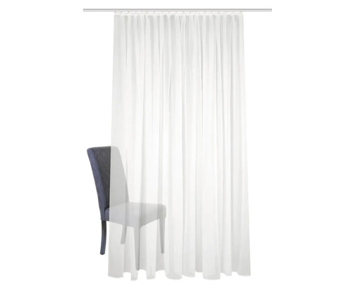 Rideau blanc transparent devant une chaise.