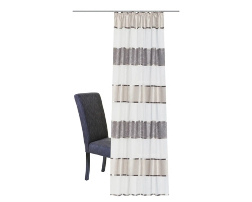 Dekoschals mit Streifenmuster neben einem Stuhl