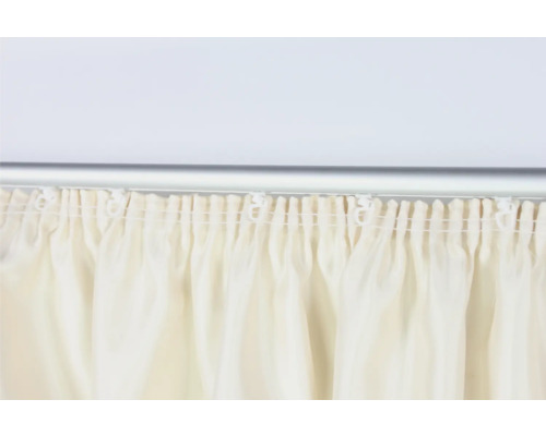 Gardinenstange mit weißen Vorhängen